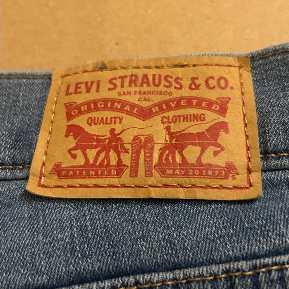 Levi’s Bermuda Shorts - Picture 5 of 14
